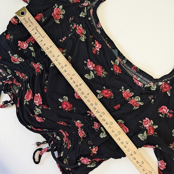 Wild Fable Black & Rose Floral Long-Sleeve Crop Top Blouse with Ruched Front - Picture 6 of 9
